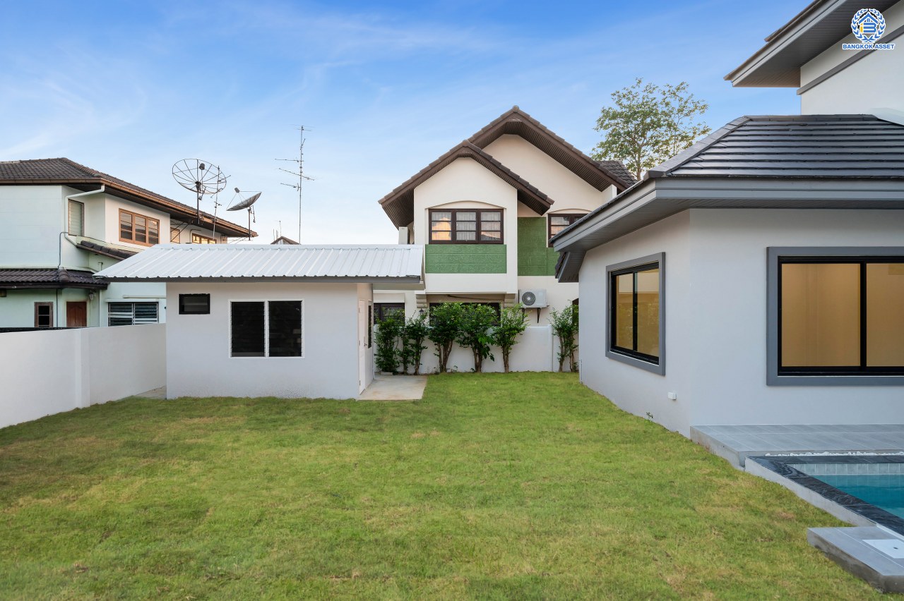 บ้านมือสองตกแต่งใหม่ หลังใหญ่พิเศษ โครงการ ชวนชื่นกรีนวิลล์ พุทธมณฑลสาย2 เนื้อที่ 108 ตร.ว. พื้นที่ใช้สอย 250 ตร.ม. ภายในตกแต่งหรูหรา บรรยากาศเป็นส่วนตัว พร้อมมีสระว่ายน้ำในตัว มาพร้อมฟังก์ชันจัดเต็ม 4 ห้องนอน 4 ห้องน้ำ 1 ห้องแม่บ้าน จอดรถได้ 2 คัน บนทำเลศักยภาพ เข้า-ออกได้ทั้ง ถ.พุทธมณฑลสาย2 และ ถ.กาญจนาภิเษก ใกล้ทางคู่ขนานลอยฟ้าบรมราชชนนี, เซ็นทรัลปิ่นเกล้า และม.มหิดล